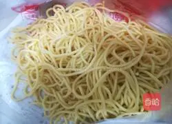 Illustration of how to make fried noodles with shredded pork 2