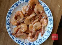 Illustration of braised prawns in oil 7