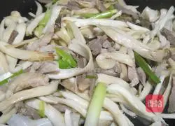 Illustration of how to stir-fry pork with king oyster mushroom 6