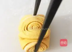 Illustration of how to make pumpkin rolls 12