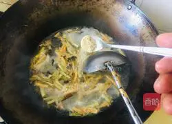 Hot and sour shredded pork soup recipe 5