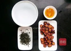 Illustration of how to make hawthorn green tea drink 1