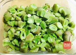 Illustration of how to make braised beans and noodles 2