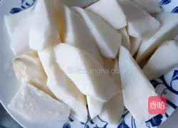 Illustration of how to make mushroom and yam bone soup 3