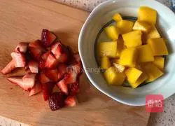 Illustration of how to fish coconut milk and fruit 8