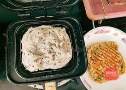 Illustration of how to make black sesame and taro pancakes 12
