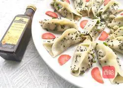 Illustration of how to make pot stickers with chives and pork stuffing 10