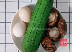 Illustration of how to make loofah and egg soup 1