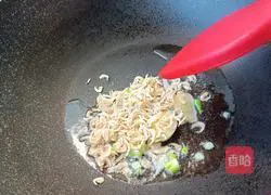 Illustration of how to make glutinous rice vermicelli radish soup 8