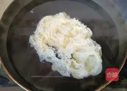 Illustration of how to make seaweed and egg drop soup 4