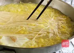 Illustration of how to make cabbage and egg noodle soup 8