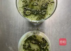Illustration of how to make matcha yogurt fruit cup 12