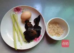 Illustration of how to make fungus, shrimp skin and egg drop soup 1