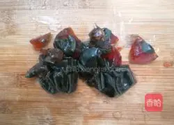 Illustration of how to make amaranth preserved eggs in soup 3