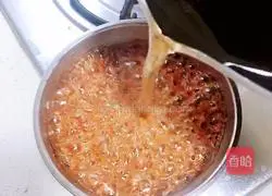 Illustration of how to make spicy and sour fresh meat wontons 11