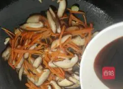 Illustration of making spicy and sour mushroom and tofu soup 3