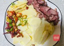 Illustration of how to make fried bacon with winter bamboo shoots 1