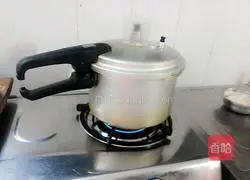 Illustration of how to make pork ribs and corn soup 5