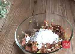 Illustration of how to make carrot and beef pot stickers 10