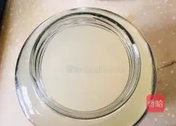 Illustration of how to make radish pulp on water surface 1