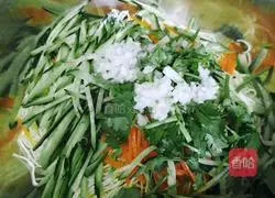 Illustration of how to make saliva cold noodles 3