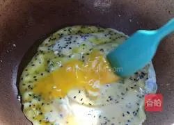 Milk Illustration of how to make cornmeal soft cake 4