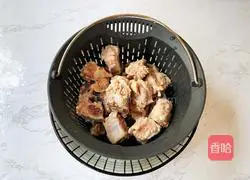 Illustration of how to make tomato and lotus root pork ribs soup 3