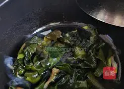 Illustration of how to make Wakame, shrimp skin and egg wontons 7