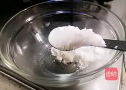 Illustration of how to make green and white radish and meat stuffed pot sticker dumplings 12