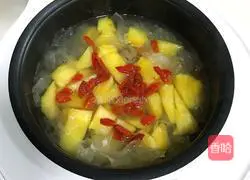 Illustration of how to make peach gum, white fungus and pineapple sweet soup 7