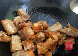 Illustration of how to make braised pork ribs and beans with noodles 2