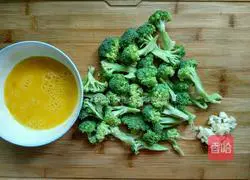 Illustration of how to make scrambled eggs with broccoli 1