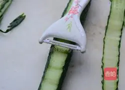 Illustration of how to make cucumber rolls with oil 1