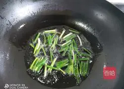 Illustration of how to make noodles with scallion oil 5