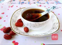 Illustration of how to make red dates and brown sugar water 5