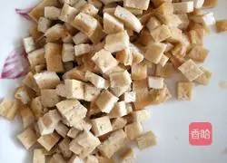 Illustration of how to make wontons in tomato sauce and sour soup 1