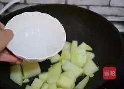 Illustration of how to make preserved egg and winter melon soup 2