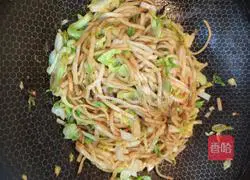 Illustration of how to make cabbage and egg fried pancakes 8