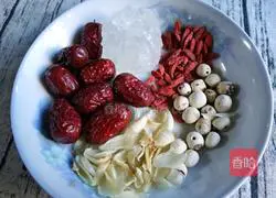 Illustration of how to make lotus seed and white fungus soup 3