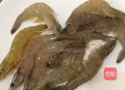 Illustration of how to make garlic open-back shrimp 1