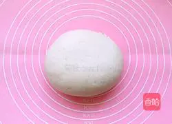 Illustration of how to pour oil on scissor noodles 4