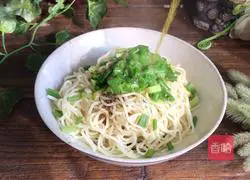 Illustration of how to make noodles with scallion oil 7