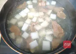 Illustration of how to make beef and radish soup 8