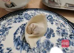 Illustration of how to make fresh meat wontons 6