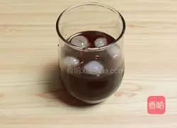 Illustration of how to make cold brewed condensed milk coffee (Vietnamese style) 3