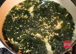 Illustration of how to make pork belly, kelp, sprout and egg drop soup 4