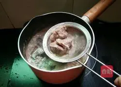 Illustration of how to make Codonopsis and Astragalus Beef Soup 5