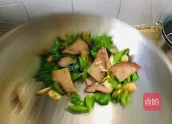 Illustration of how to stir-fry bacon with green pepper 7