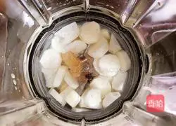 Illustration of how to make cranberry yam soup (strengthening the spleen and nourishing the skin) 5