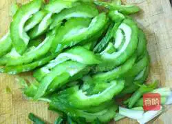 Illustration of how to make fried bitter melon with sausage 3